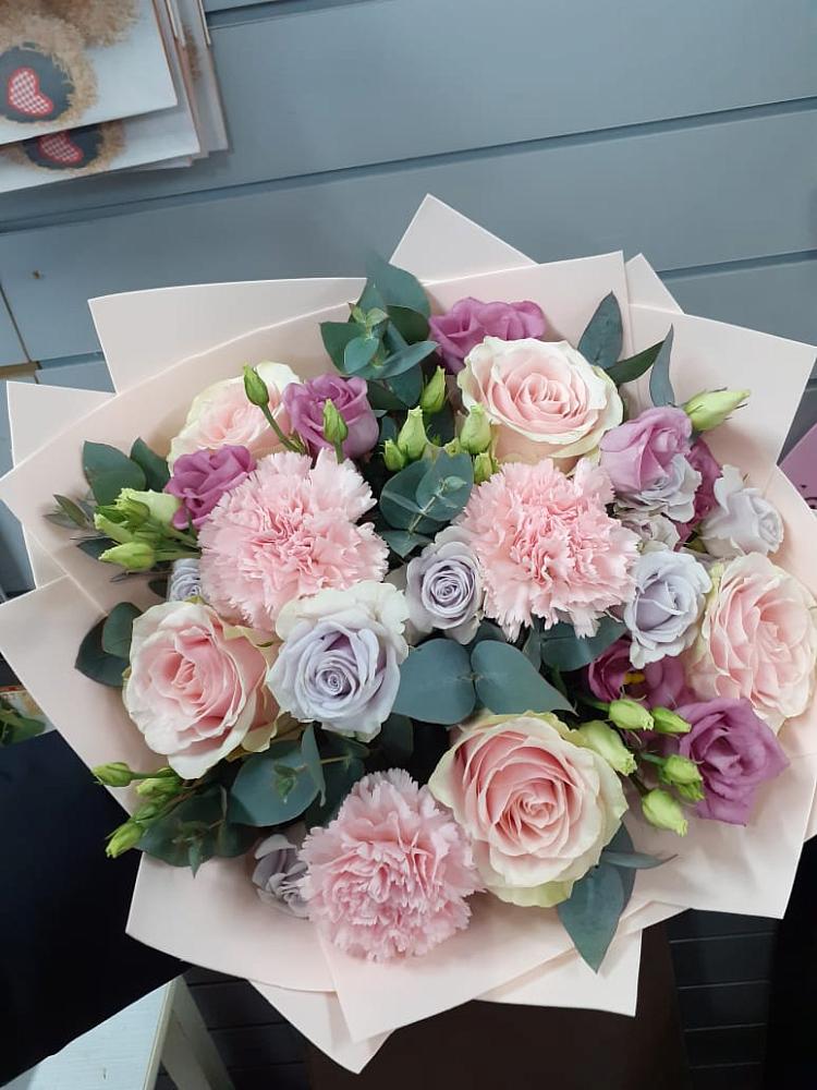 Букет обаятельный в Янтарном Букет цветов из: Розы, Гвоздики и Лизиантусы в Янтарном