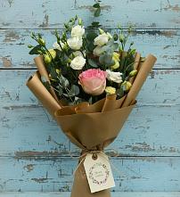 Букет нежный привет в Янтарном Букет цветов из:  Розы и Лизиантусы в Янтарном