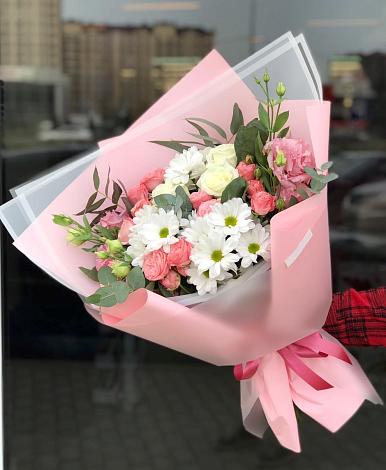 Букет цветов из: Розы, Лизиантусы и Хризантемы в Янтарном