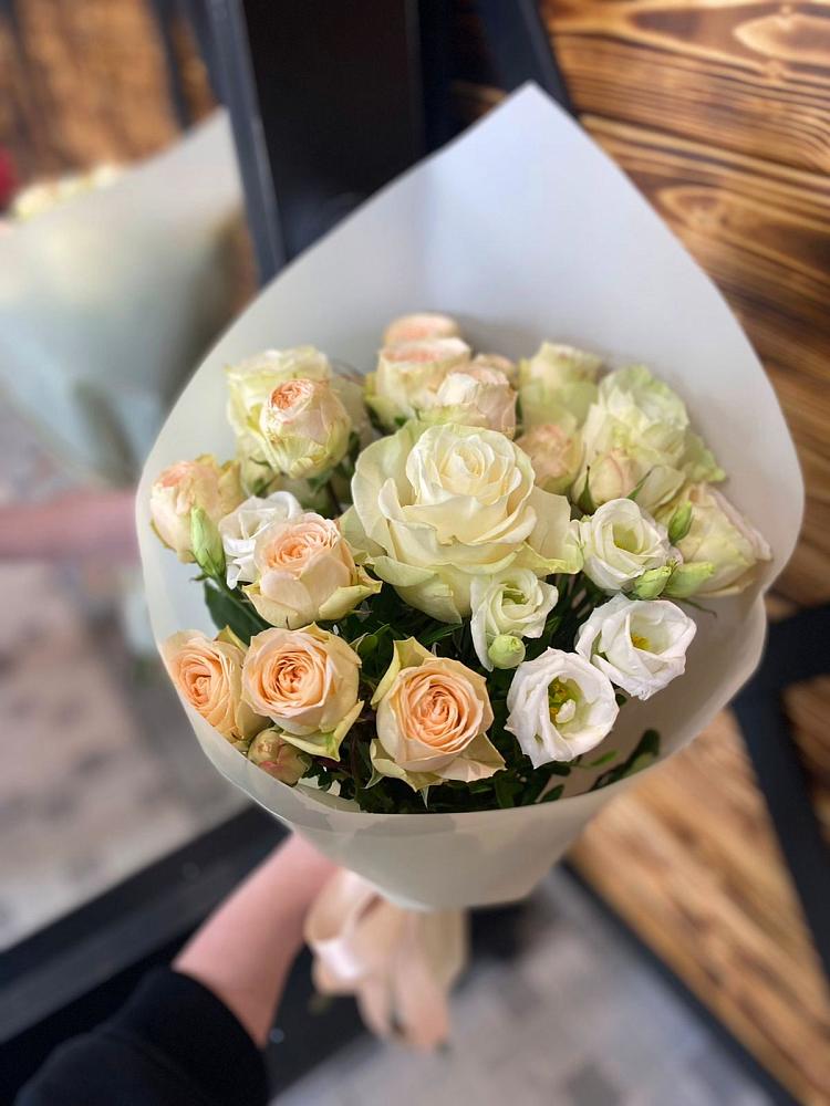 Букет Летний бриз в Янтарном Букет цветов из: Розы и Лизиантусы в Янтарном