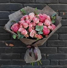 Букет розы в пальмах в Янтарном Букет цветов из:  Розы в Янтарном