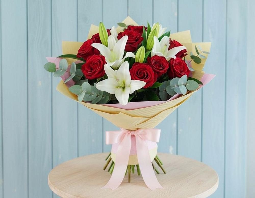 Букет Элегантная гармония в Янтарном Букет цветов из: Лилии и Розы в Янтарном